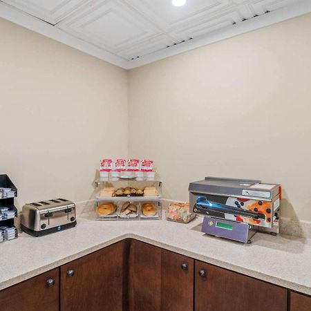 Clarion Hotel & Suites Fairbanks Near Ft Wainwright Екстер'єр фото