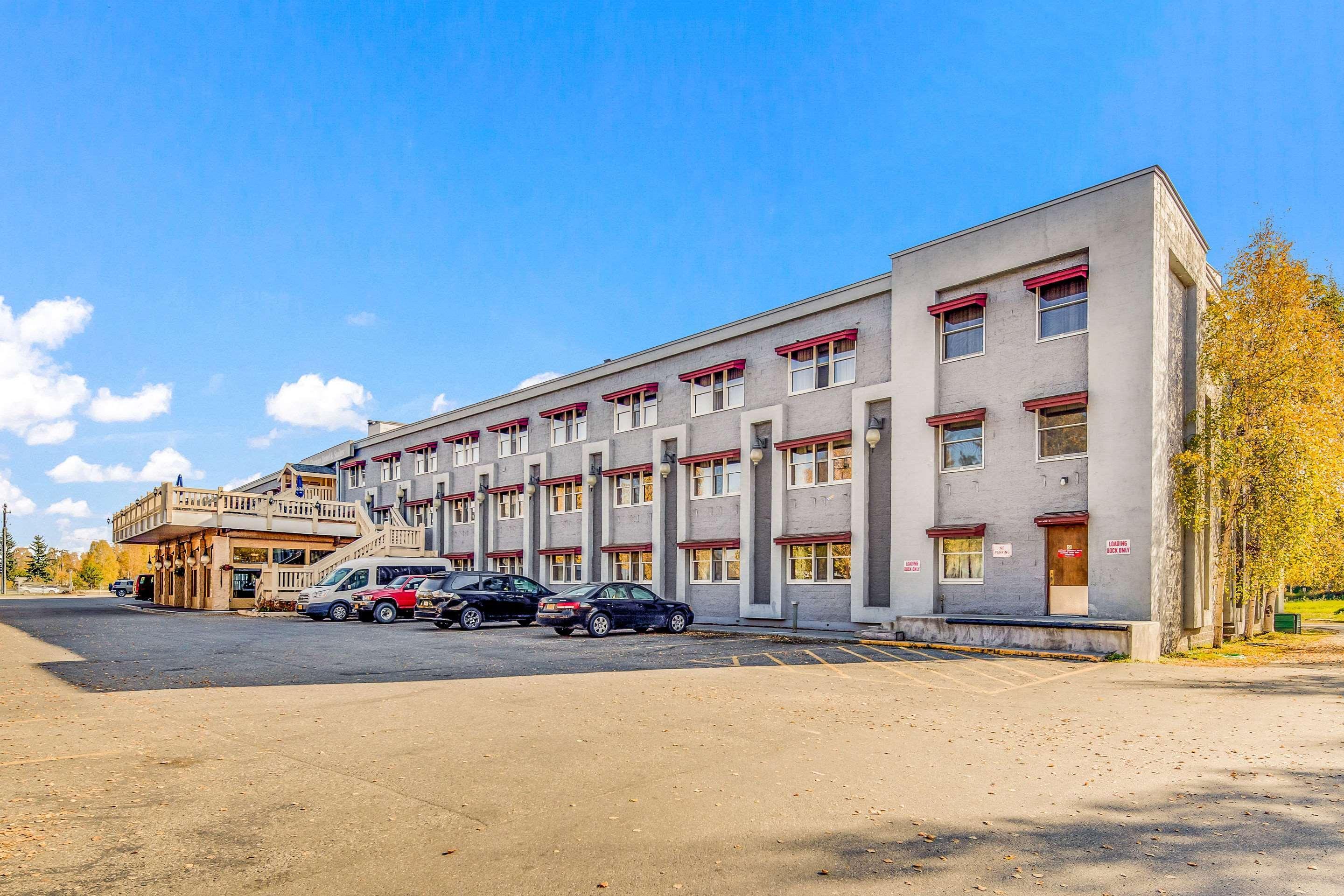 Clarion Hotel & Suites Fairbanks Near Ft Wainwright Екстер'єр фото