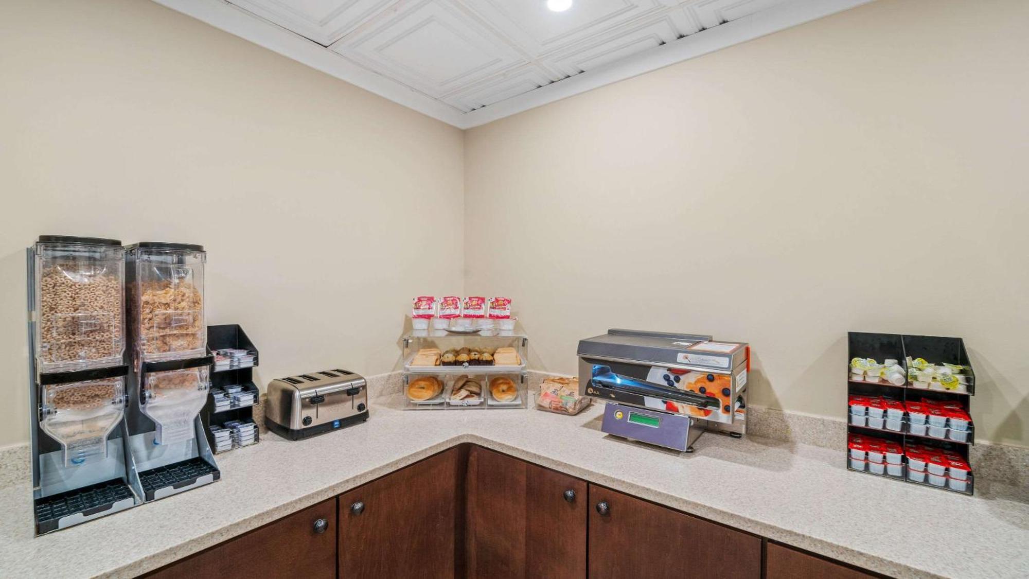 Clarion Hotel & Suites Fairbanks Near Ft Wainwright Екстер'єр фото