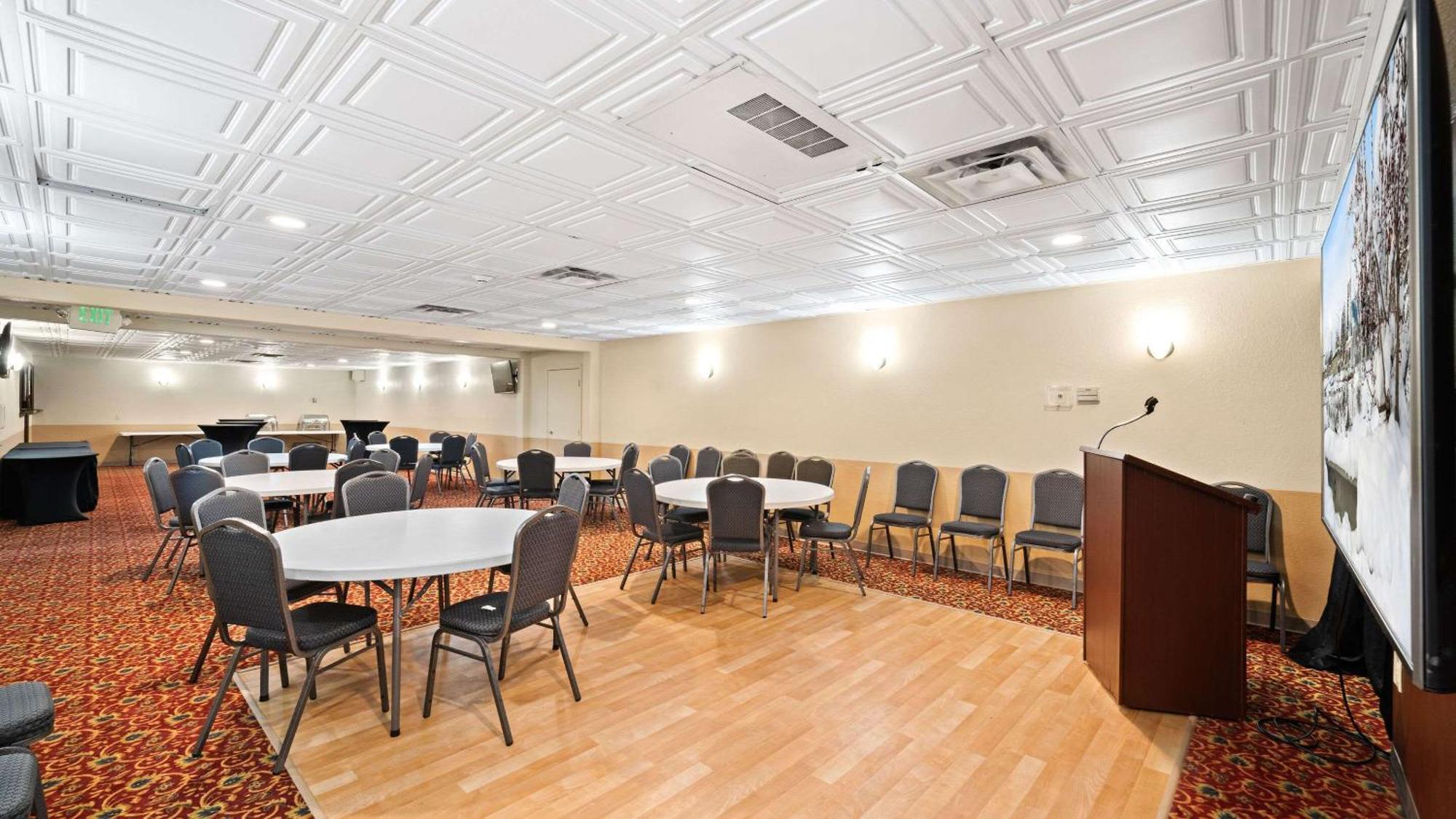 Clarion Hotel & Suites Fairbanks Near Ft Wainwright Екстер'єр фото