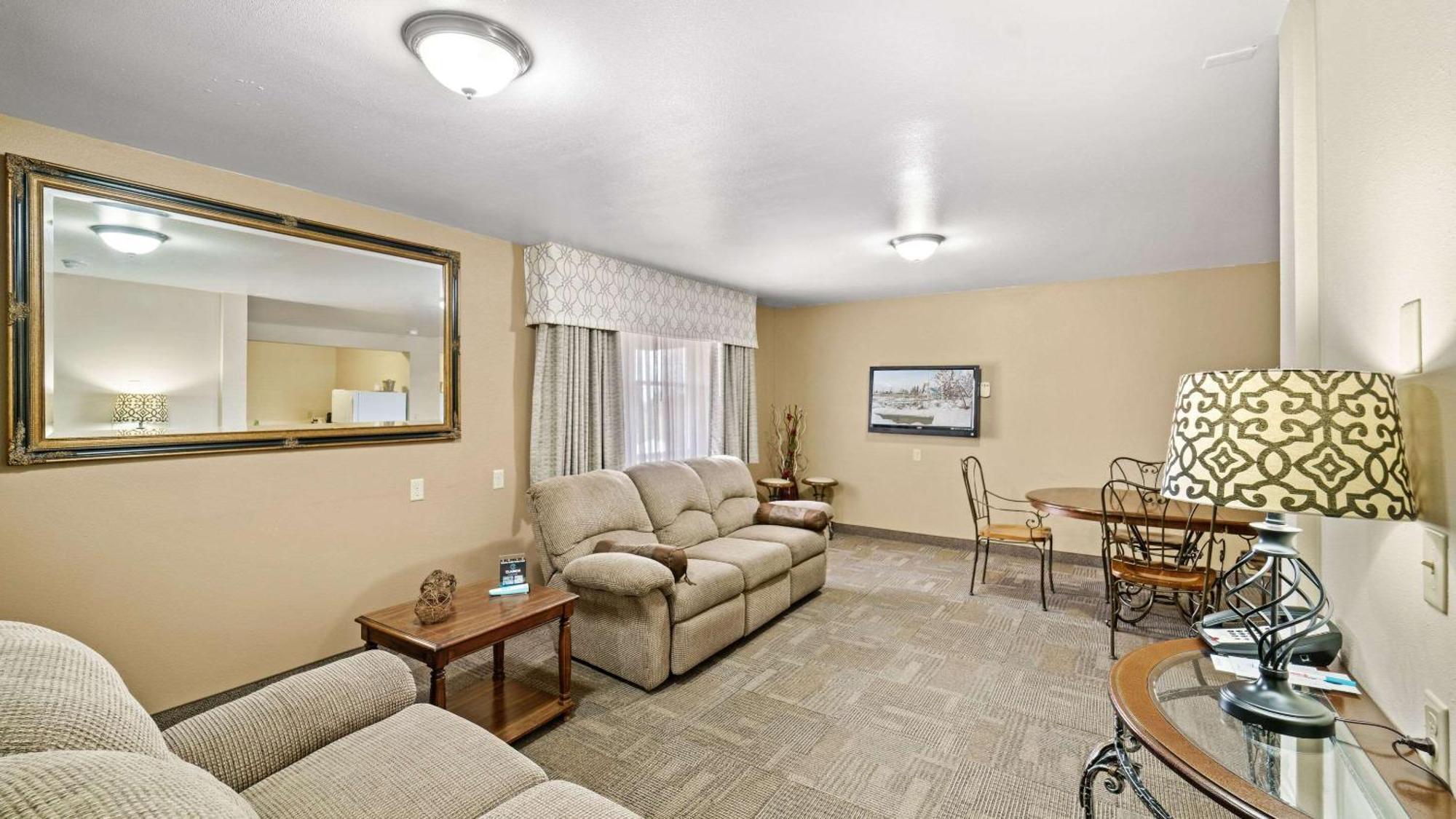 Clarion Hotel & Suites Fairbanks Near Ft Wainwright Екстер'єр фото