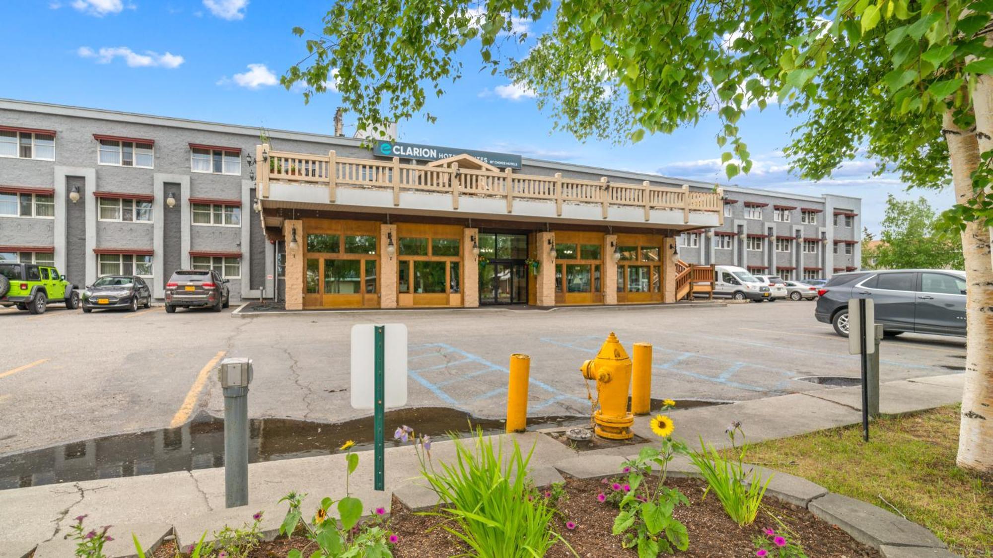 Clarion Hotel & Suites Fairbanks Near Ft Wainwright Екстер'єр фото